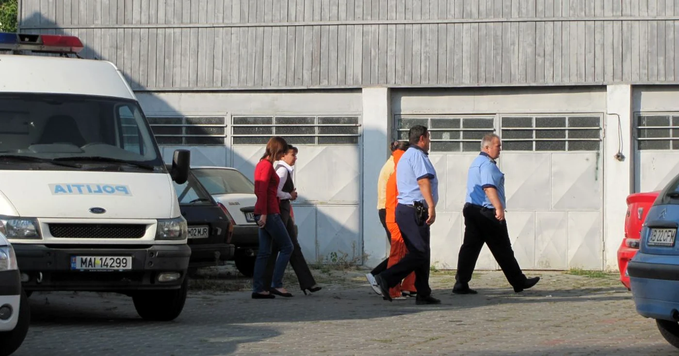 Printre memmbrii grupării sunt şi trei femei. Foto Adevărul