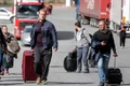 Bărbați ruși cu bagaje pe jos sau cu biciclete ies din Rusia și trec în Georgia pe la vama din Verkhnii Lars FOTO EPA EFE (3) jpg