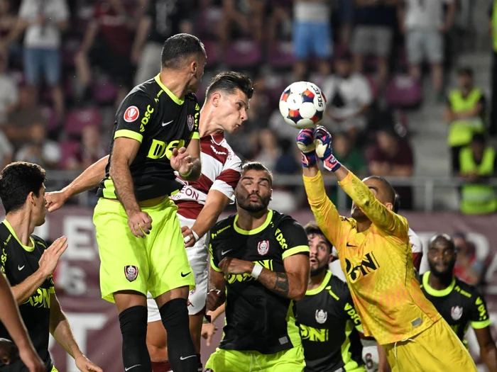 CFR a încasat trei goluri în 45 de minute cu Rapid (Foto: sportpictures)