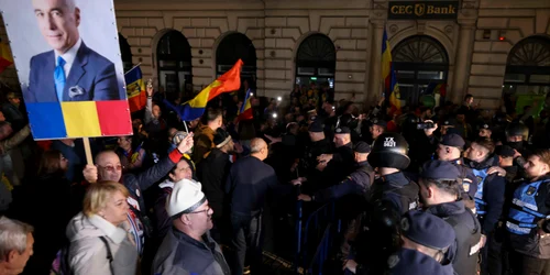 Sute de persoane protestează față de decizia BEC de a respinge candidatura lui Calin Georgescu FOTO Inquam Photos / George Calin