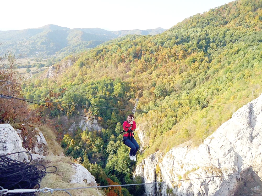 
    O tură cu tiroliana de la Cheile Râşnoavei costă 70 de lei de persoanăFoto: jumpadventures.ro  