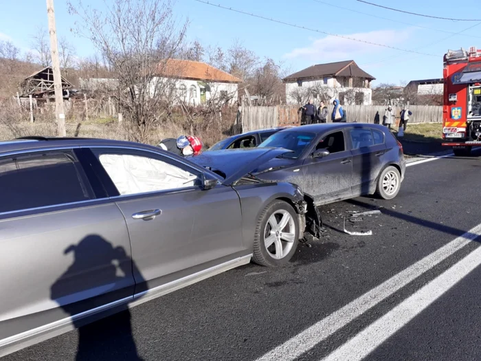 Accident cu şase persoane implicate printre care doi copii - unul fiind sugar în Râmnicu Vâlcea DN 67 la Căzăneşti Foto Adevărul