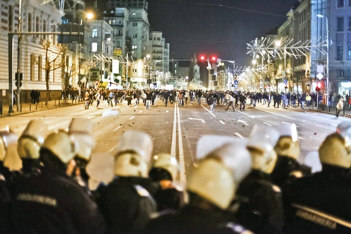 La 14 ianuarie 2012 jandarmii s-au ciocnit violent cu tineri care au stricat protestul pașnic (Foto: Mediafax)