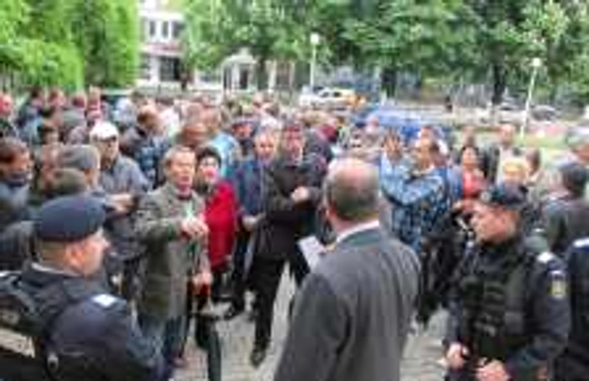 Disponibilizaţii au protestat şi săptămâna trecută în faţa Prefecturii. Foto arhivă Adevărul