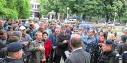 Protest în faţa Prefecturii Vâlcea. Mai mulţi disponibilizaţi de la Oltchim vorsă intre în greva foamei