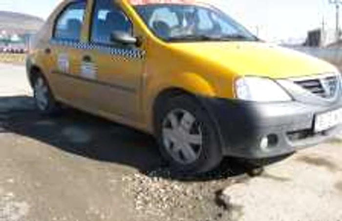 Gropile de pe Tărpiului sunt adevărate capcane pentru şoferii de oraş