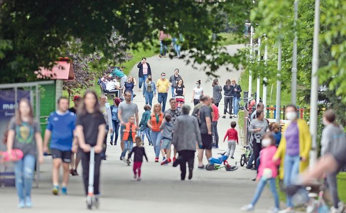 Parcurile s-au umplut imediat după relaxarea măsurilor anti-coronavirusFoto: Mediafax