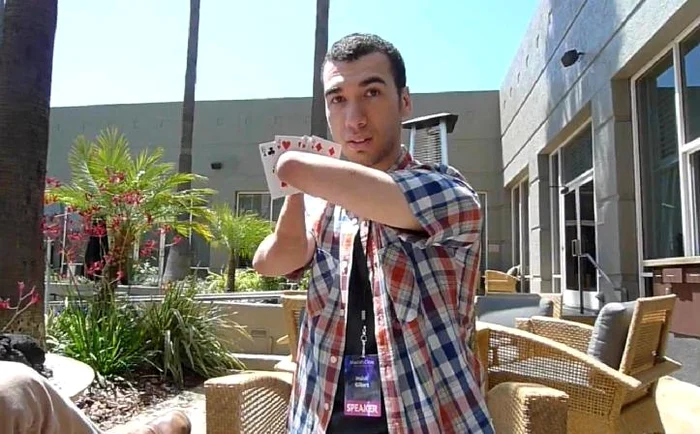 
    Mahdi Gilbert a şocat lumea cu magia lui cu cărţi de joc  