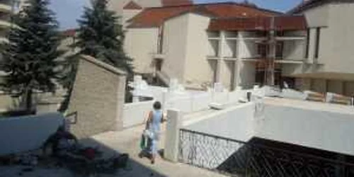 Se lucrează încă la reabilitarea Pieței Teatrului