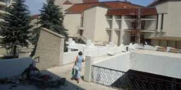 Se lucrează încă la reabilitarea Pieței Teatrului