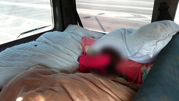 Copila a fost acoperită cu o pătură Sursa foto. ITPF Sighetu Marmaţiei