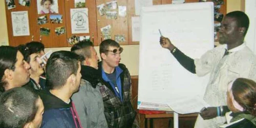 Désiré le predă limba franceză tinerilor din Satu Mare 