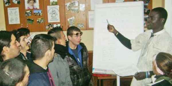 Désiré le predă limba franceză tinerilor din Satu Mare 