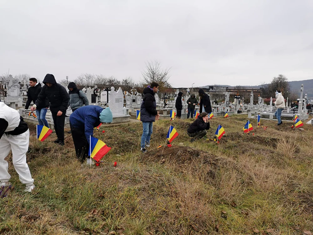 Steluguțele tricolore au înfrumusețat mormintele eroilor îngropați la Huși  FOTO Vremea Nouă