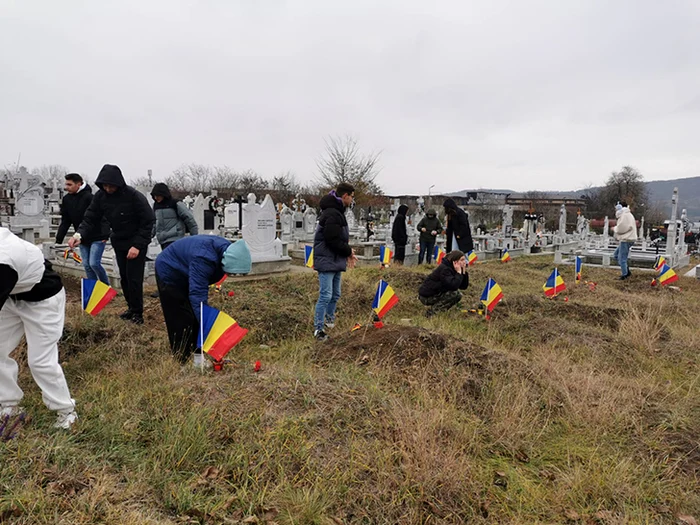 Steluguțele tricolore au înfrumusețat mormintele eroilor îngropați la Huși FOTO Vremea Nouă