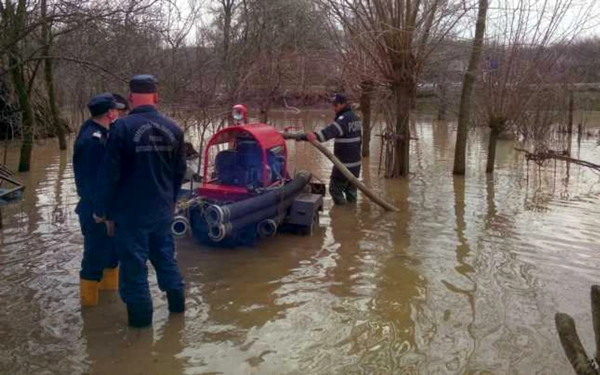 Apele revărsate ale pârâului Suhu ameninţă din nou FOTO Mihai Rotaru