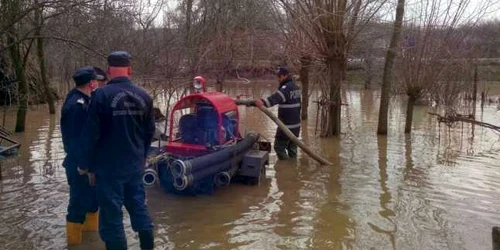 Apele revărsate ale pârâului Suhu ameninţă din nou FOTO Mihai Rotaru