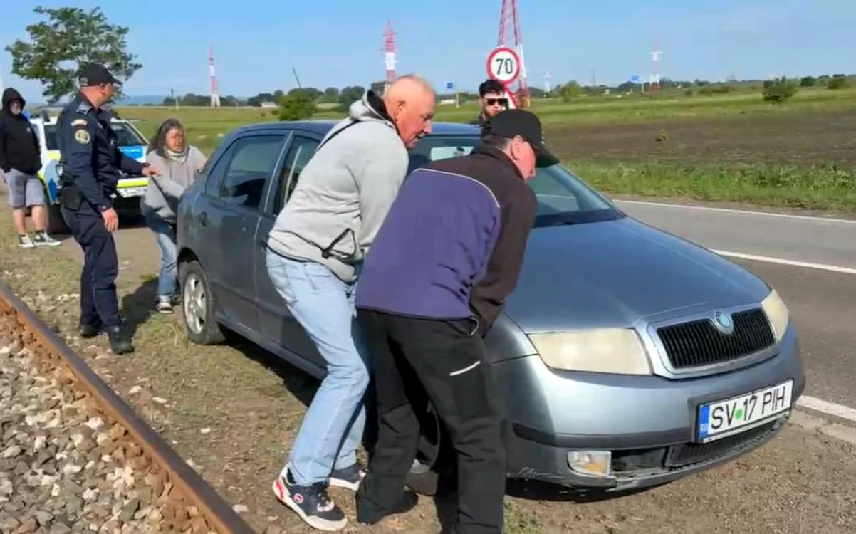 Călătorii au mutat mașina după șine FOTO: captura video