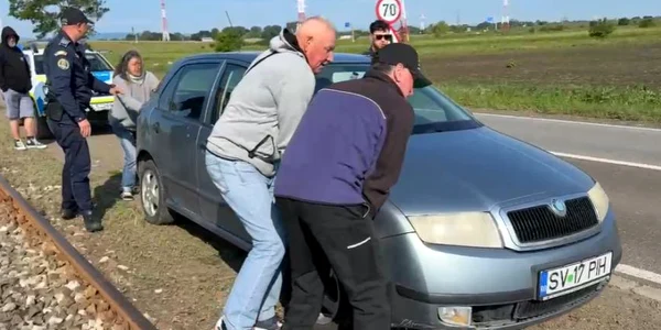tren oprit la intrarea in radauti o masina bloca sinele iar calatorii au mutat o satui de atata asteptare 980864 jpg