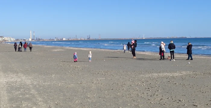 Familii de ucraineni pe plaja din Mamaia Nord FOTO: Călin Gavrilaș