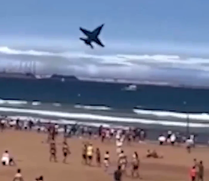 Avionul s-a aflat aproape de turiști FOTO: captura video X