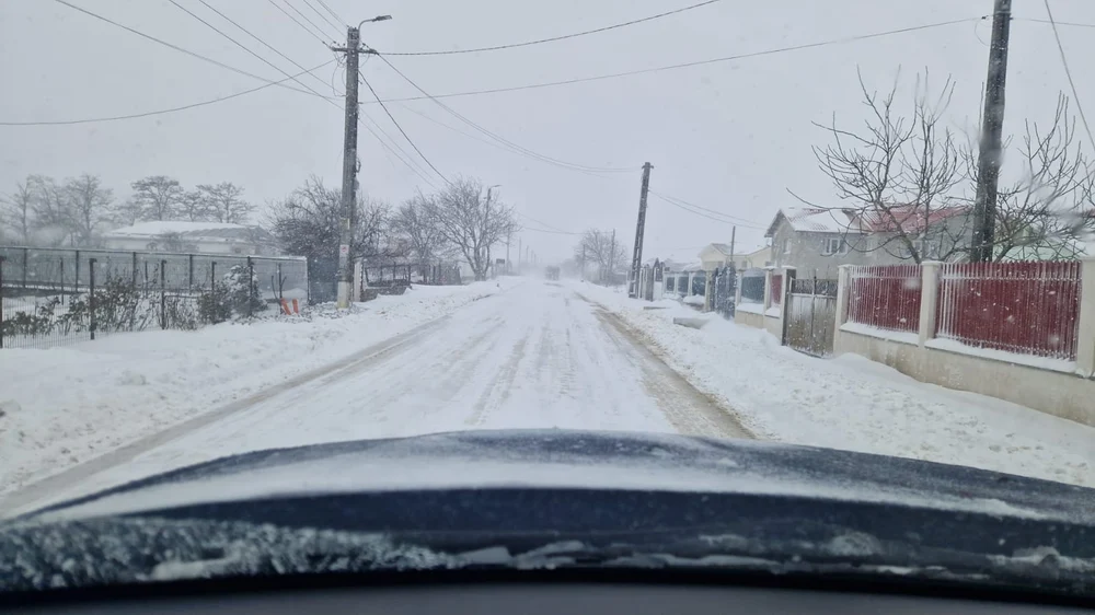 Peste 1.700 de consumatori fără curent electric în Vrancea, din cauza ninsorilor și viscolului. Mai multe drumuri, închise circulației