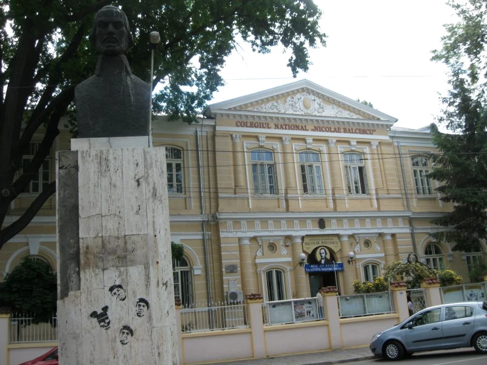 Statuia lui Nicolae Bălcescu, murdarită