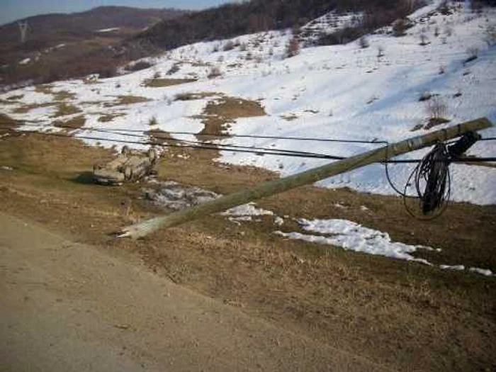 Maşina s-a răsturnat în afara şoselei. Foto: ocnamuresonline.ro