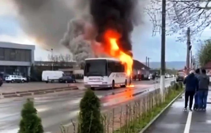 Autobuzul a luat foc la Moldova Nouă FOTO: Captura video