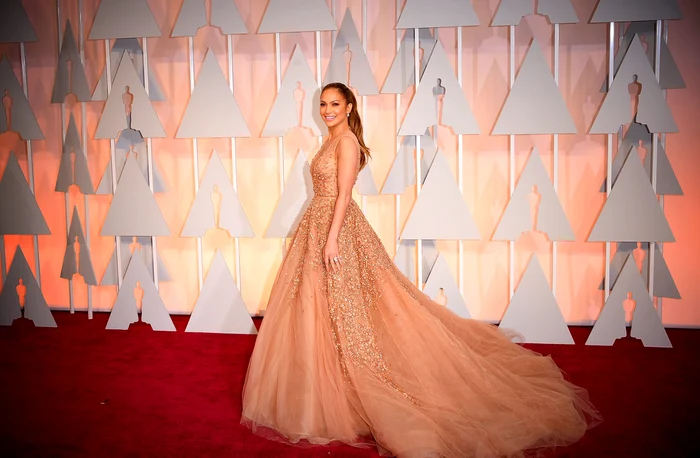 
    10. Reese Witherspoon, într-o rochie albă cu detalii negre, Tom Fordfoto: Getty Images  