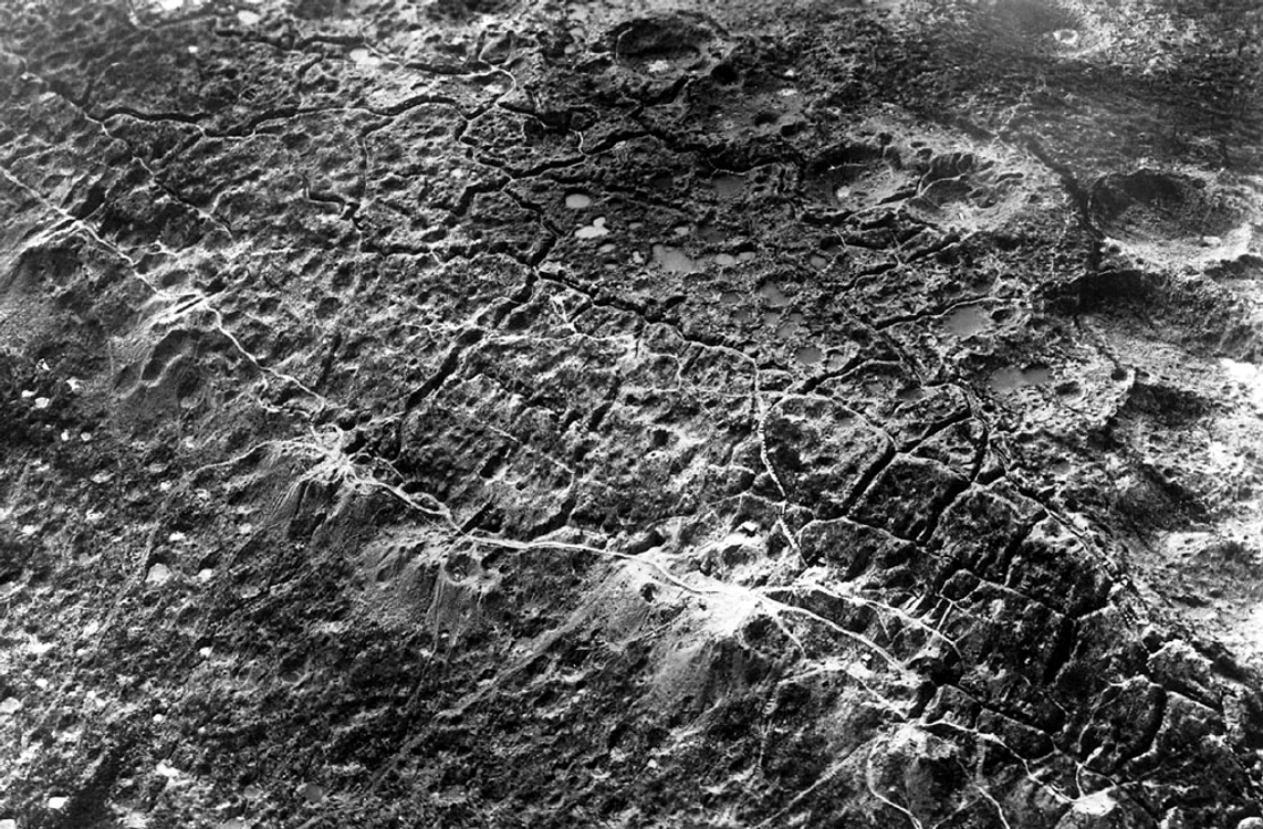 O vedere aeriană a Frontului de Vest: dealul Combres,  sectorul St Mihiel,  nordul Hattonchatel şi Vigneulles. Cicatricele războiului de tranşee au brăzdat faţa pământului,  iar exploziile au lăsat cratere adânci.