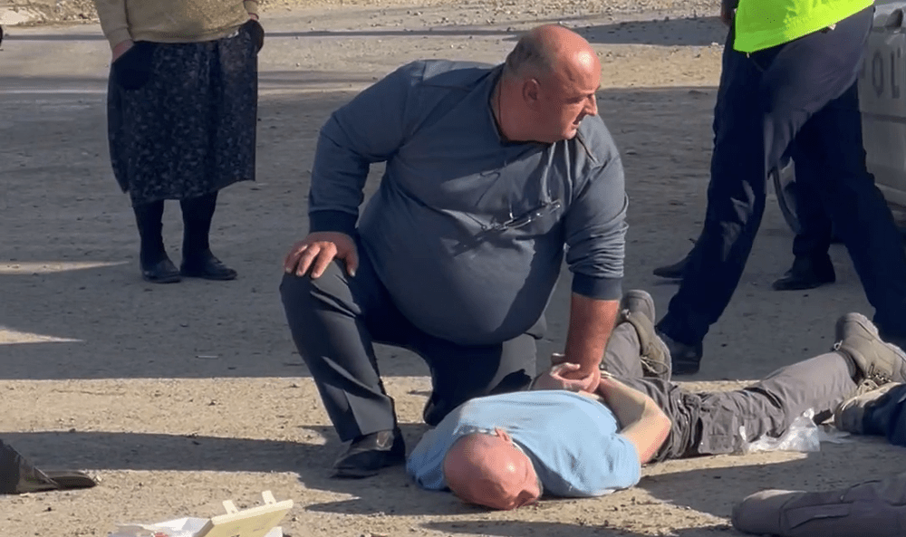 A fost arestat tânărul care și-a ucis bunicul de față cu doi polițiști veniți să-l apere