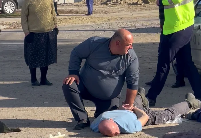 Momentul in care criminalul este imobilizat de poliţişti FOTO: Oana Şlemco