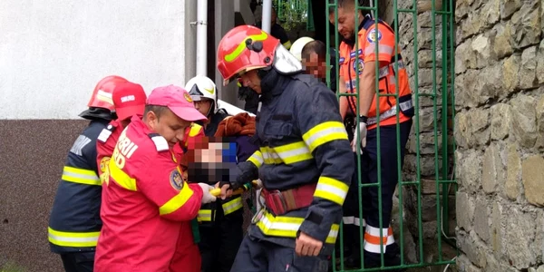 O femeie a rămas captivă într-un tub de beton. FOTO ISU Dâmbovița