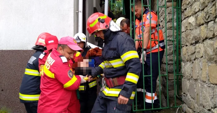 O femeie a rămas captivă într-un tub de beton. FOTO ISU Dâmbovița