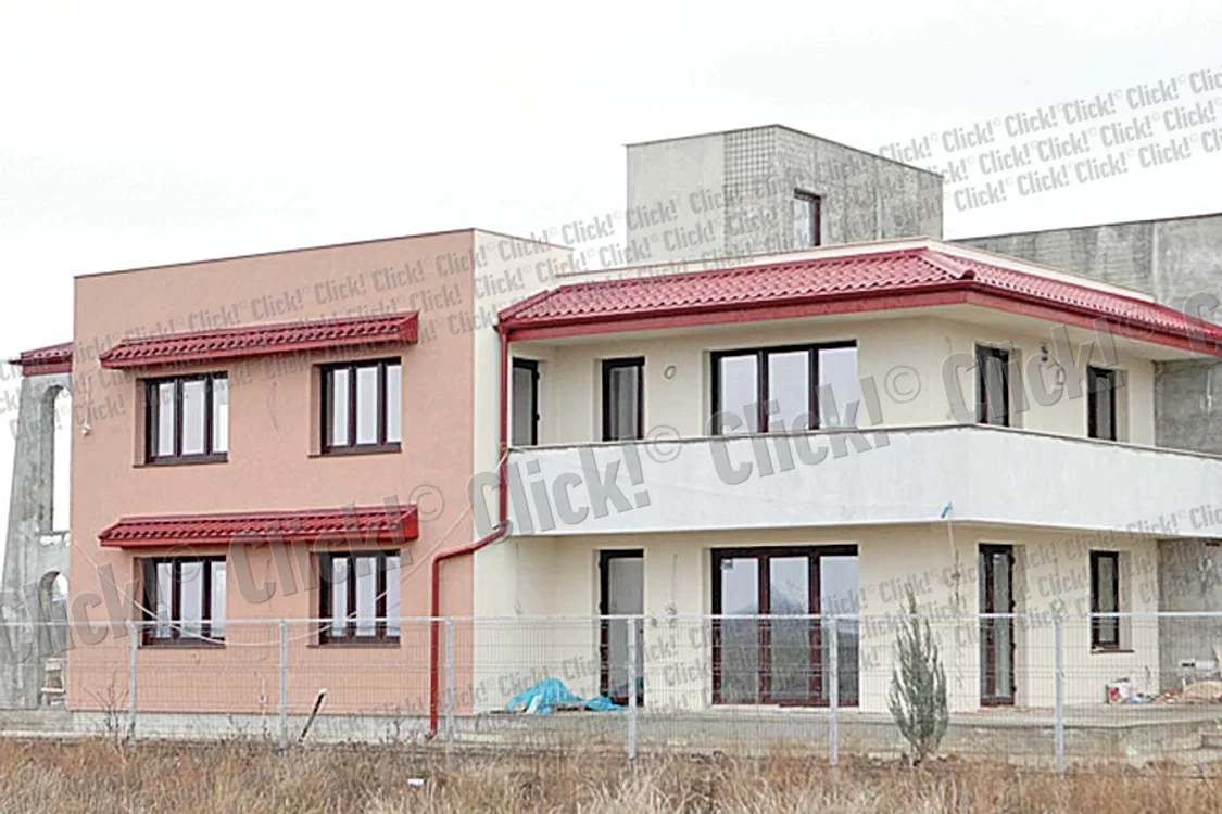 Locuinţa actriţei are o curte de peste 1.000 mp, în care se plimbă în voie găinile şi cocoşii (Fotografii: Roberto Sălceanu)