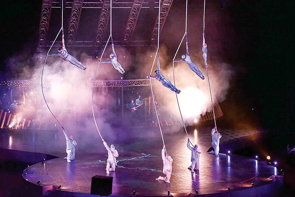 
    Artiştii de la “Cirque du Soleil” pun în scenă show-ul Quidam la Romexpo  