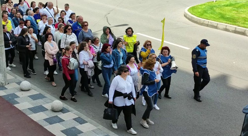 2.000 de cadre didactice în stradă, la Galați: „Nu suntem super eroi, suntem oameni normali cu nevoi și probleme”  ViDEO 