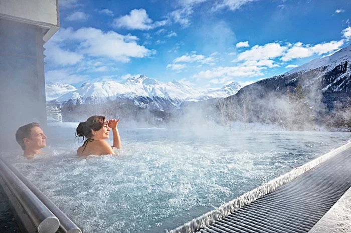 Elveţia. Hotelul Kulm, situat pe  malul lacului Moritz, oferă  prilejul unei bălăceli  romantice în piscina încălzită