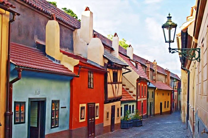 Strada de Aur din Cetatea Praga - Cehia - cea mai mare fortificaţie veche din lume Foto hrad cz