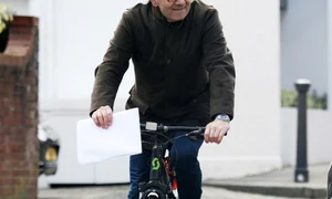 Rowan Atkinson a ieșit la plimbare prin centrul Londrei jpeg