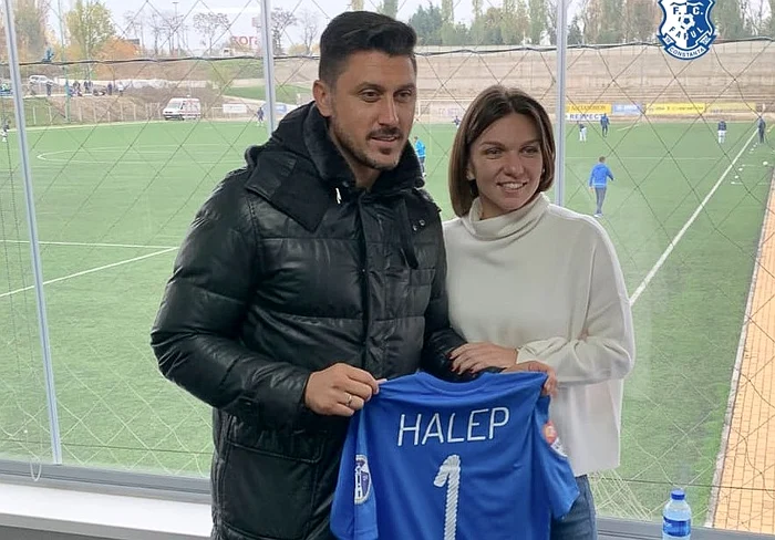 
    Simona Halep a primit un tricou de la echipa de fotbal Farul ConstanțaFoto: Facebook / Farul Constanța  