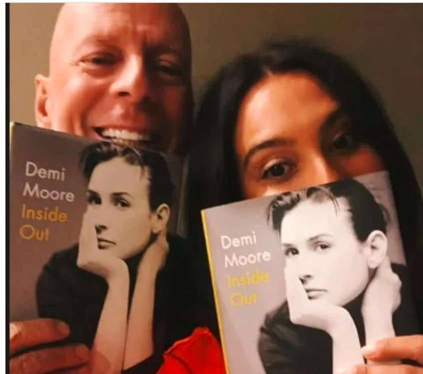 
    Emma și Bruce Willis au făcut și reclamă la cartea lui DemiFoto: Instagram  
