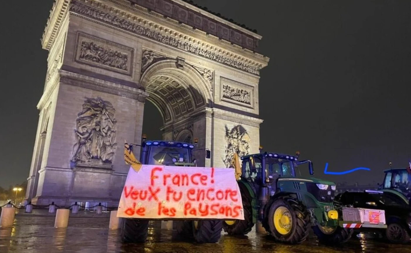 Fermierii francezi au intrat cu tractoarele în centrul Parisului, până la Turnul Eiffel