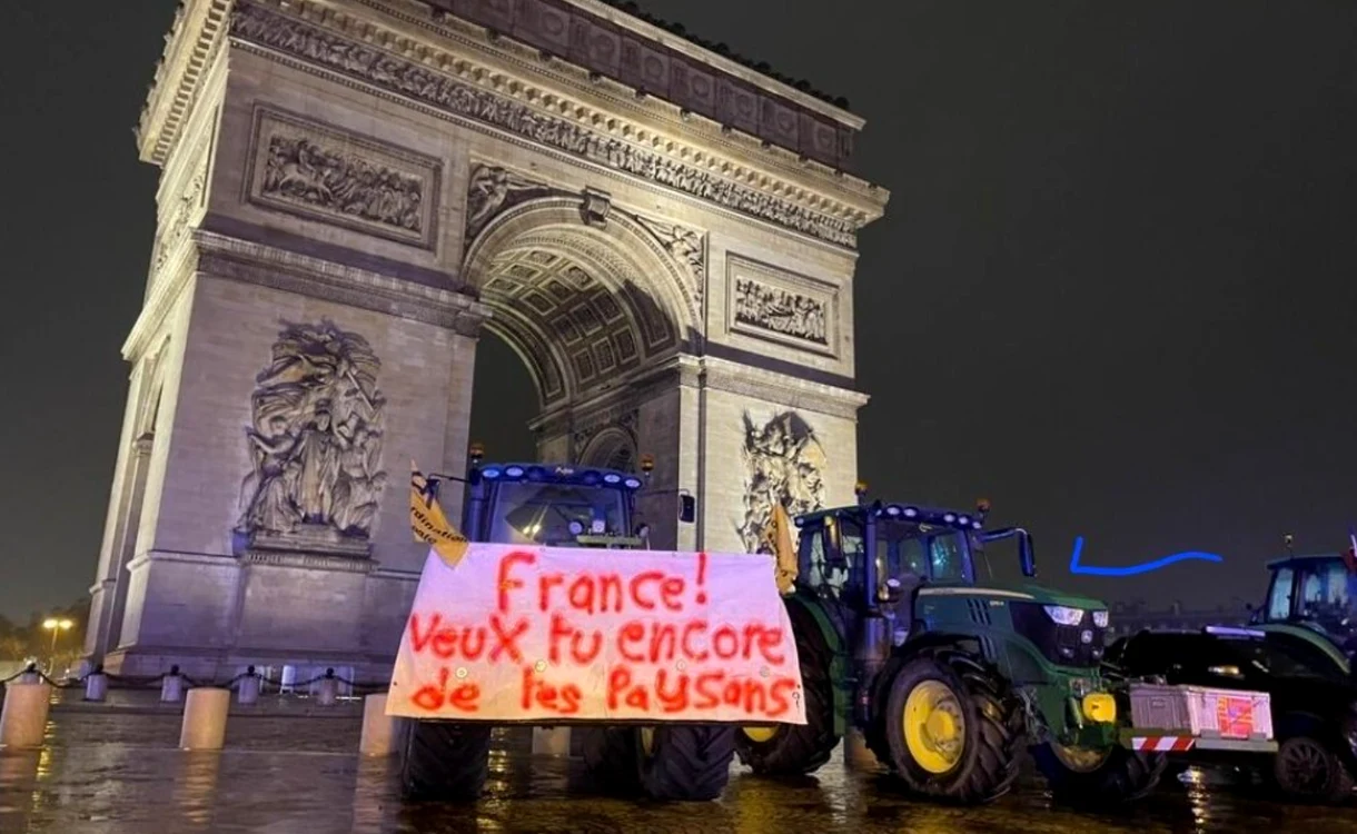 Fermierii francezi au intrat joi dimineață cu tractoarele în centrul Parisului. FOTO: X/@claudarnaud