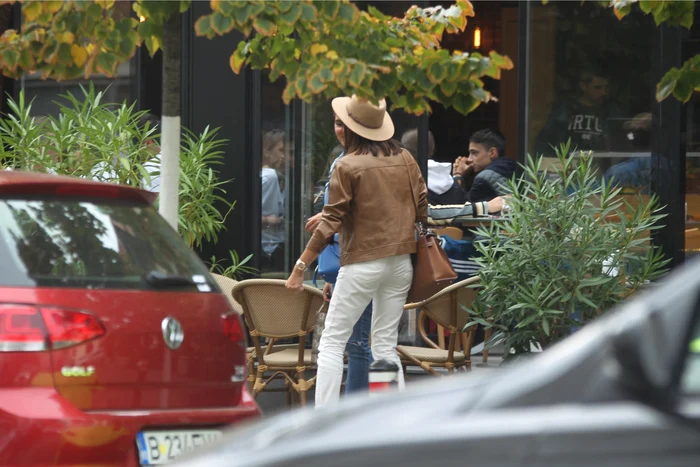 Pantalonii solistei par extrem de largi pe ea 