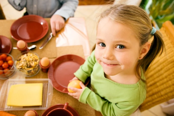 Un mic dejun bogat în proteine îi determină pe copii să consume alimente cu mai puţine calorii la prânz, fapt care ar putea reduce rata de obezitate în rândul acestora. FOTO taratuta.com