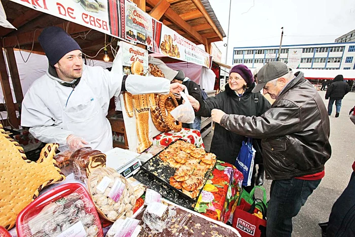 Oamenii s-au  îngrămădit să cumpere mucenici proaspeţi 