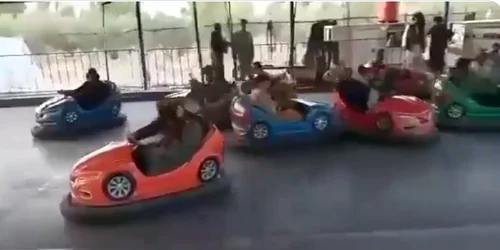 Talibanii se distrează în maşinuţe FOTO captură Twitter