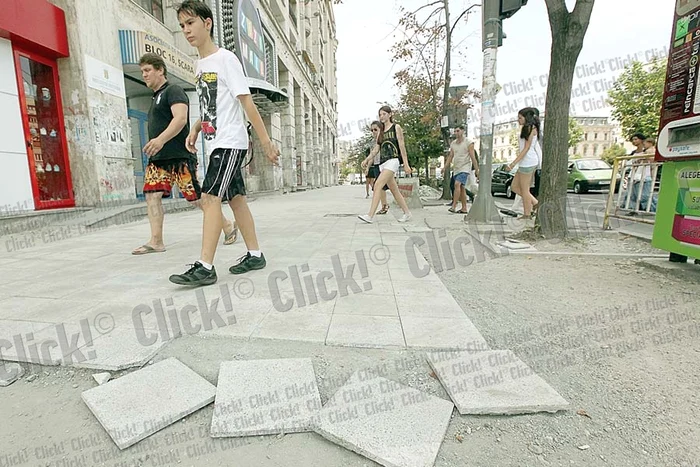 Bd. Magheru: Trotuarul dintre Hotelul Lido şi str. Dem. I. Dobrescu este închis, iar pietonii circulă pe carosabil (Fotografii: Sever Gheorghe )